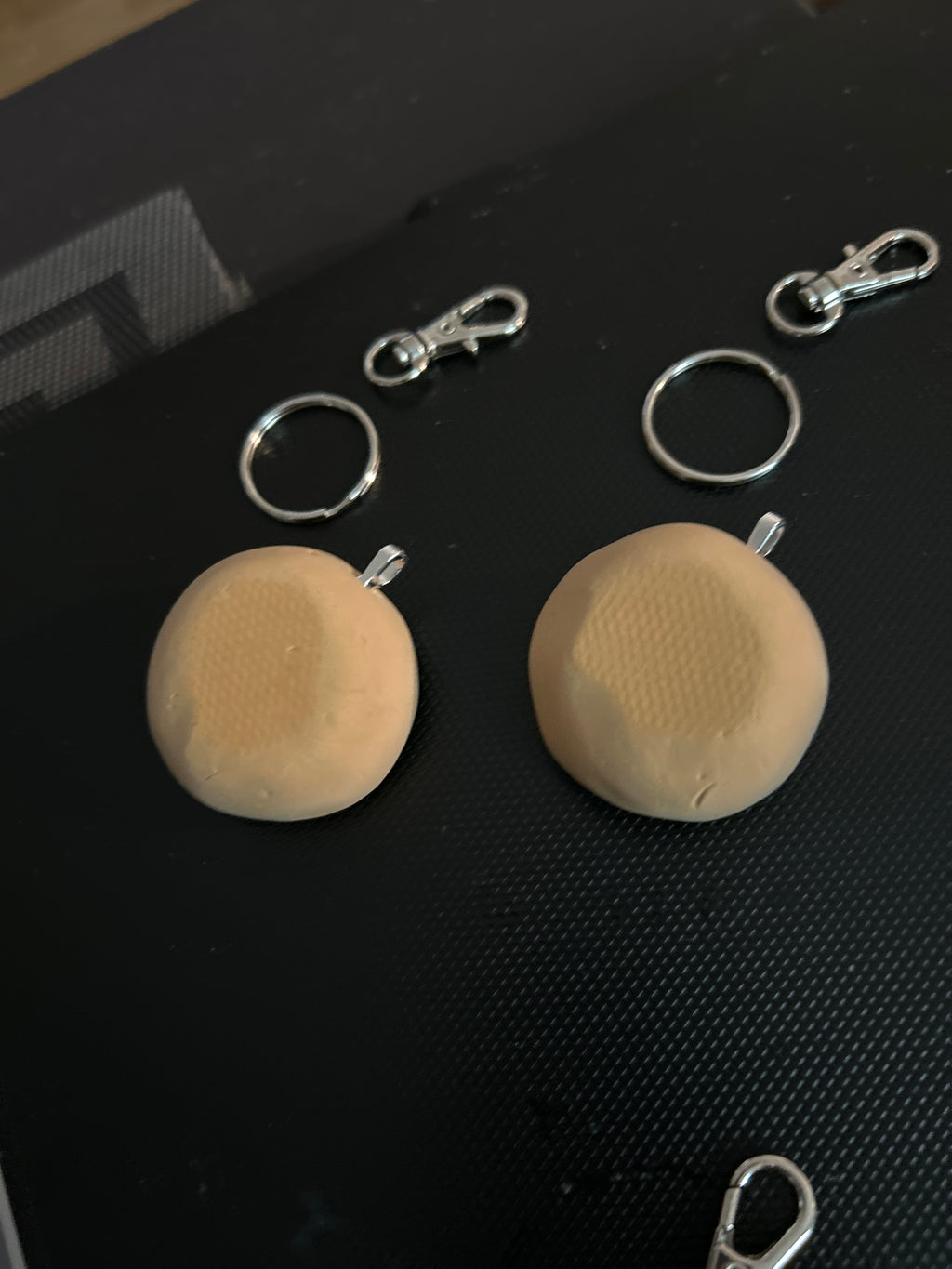 Fruity Friends Keychains: Kwasi Kiwi