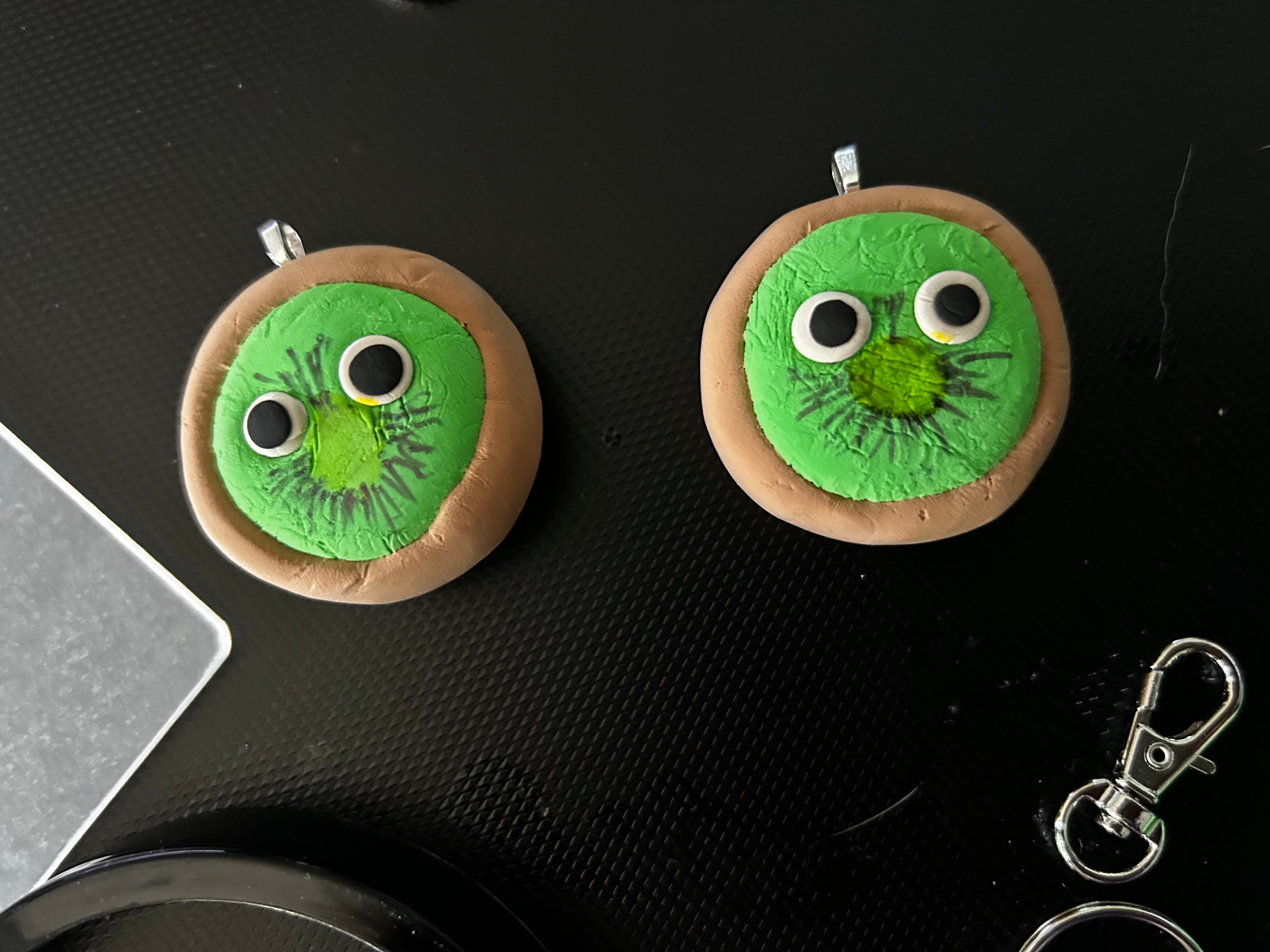 Fruity Friends Keychains: Kwasi Kiwi